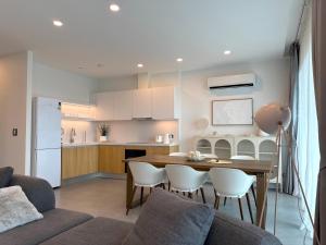 Η κουζίνα ή μικρή κουζίνα στο Luxury 3BR Triplex Jacuzzi & Sea View PANDORA RESIDENCES