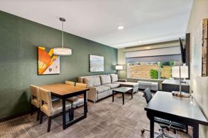 TV a/nebo společenská místnost v ubytování Best Western Plus Fillmore Inn & Suites