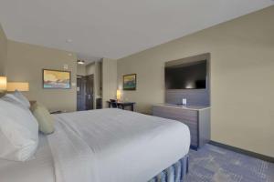 TV a/nebo společenská místnost v ubytování Best Western Plus Fillmore Inn & Suites