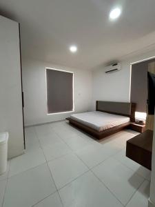 een slaapkamer met een bed en een schoolbord aan de muur bij Luxurious 2 bedroom apartment Ikoyi in Ikoyi