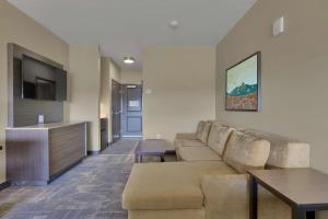 TV a/nebo společenská místnost v ubytování Best Western Plus Fillmore Inn & Suites