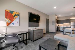 TV a/nebo společenská místnost v ubytování Best Western Plus Fillmore Inn & Suites