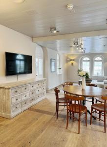 Телевізор і / або розважальний центр в Hotel Hirschen am See
