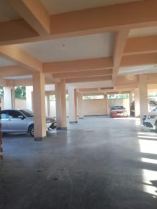 un gran estacionamiento con autos estacionados en él en SHE Homes, en Mombasa