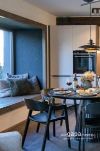 een eetkamer en keuken met een tafel en stoelen bij BergHome in Garmisch-Partenkirchen