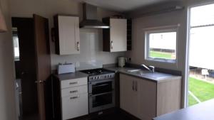 Kuchyň nebo kuchyňský kout v ubytování Cosy Caravan At Sandy Bay, In The Heart Of Northumberland Ref 29015Wv