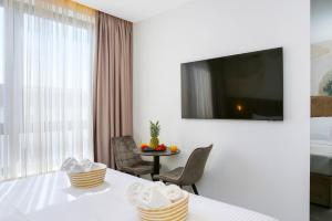 Μια τηλεόραση ή/και κέντρο ψυχαγωγίας στο Fly Room - S8 - MPolo