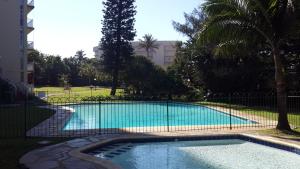una piscina con una valla alrededor en La Ballito Ocean Views, en Ballito