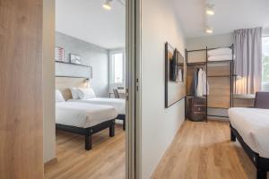 Rúm í herbergi á ibis Dijon Sud