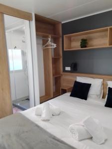 Łóżko lub łóżka w pokoju w obiekcie Camping les lodges du lagon