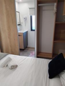 Łóżko lub łóżka w pokoju w obiekcie Camping les lodges du lagon