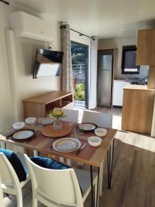 Kuchnia lub aneks kuchenny w obiekcie Camping les lodges du lagon