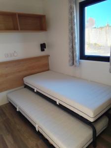 Łóżko lub łóżka w pokoju w obiekcie Camping les lodges du lagon