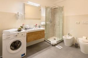 トリエステにあるResidence Arcoのバスルーム(洗濯機、トイレ付)