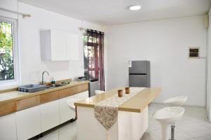Kuchyň nebo kuchyňský kout v ubytování Martello Apartments