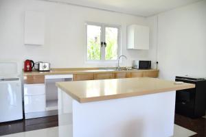 Kuchyň nebo kuchyňský kout v ubytování Martello Apartments