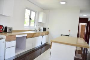 Kuchyň nebo kuchyňský kout v ubytování Martello Apartments