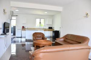 TV a/nebo společenská místnost v ubytování Martello Apartments