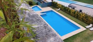 an overhead view of a large blue swimming pool at Smilling waves in Fão