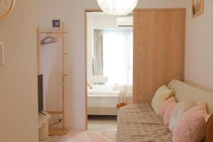 Postel nebo postele na pokoji v ubytování ショッピング楽々,駅徒歩4分!道頓堀,関空直通バス停近く!清潔度が女性や家族連れに好評,安心,便利
