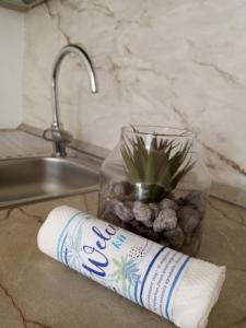 un rotolo di carta da cucina su un bancone accanto a un lavandino di Casa Viola Lazise lago e relax! a Lazise Altre 17 foto