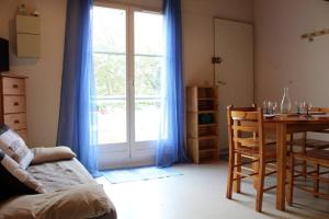 sala de estar con mesa de comedor y ventana en Appartement 2 pièces 4 couchages Dolus d'Oléron DDO000-008, en Dolus d'Oléron