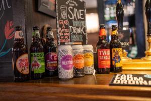 比尔Dolphin Hotel的酒吧里放着一包啤酒