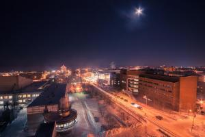 Pemandangan umum Petrozavodsk atau pemandangan kota yang diambil dari apartemen