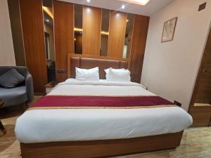 Ένα ή περισσότερα κρεβάτια σε δωμάτιο στο Hotel Elara