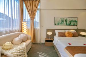 Postel nebo postele na pokoji v ubytování Keypad Hotel - 28 Dịch Vọng Hậu