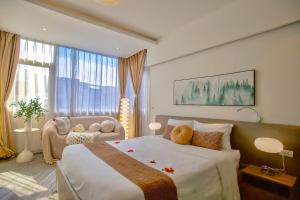 Postel nebo postele na pokoji v ubytování Keypad Hotel - 28 Dịch Vọng Hậu