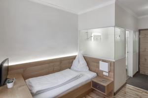 Rúm í herbergi á FrühstücksHotel Scharinger