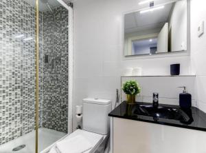 Un baño con inodoro, lavabo y ducha. en City&Beach Apartments 3 in City Center, en Barcelona 12 fotos más