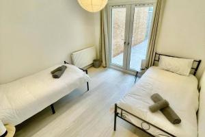 Katil atau katil-katil dalam bilik di 3 Bed Flat - Sleeps 6 - Parking - Wifi