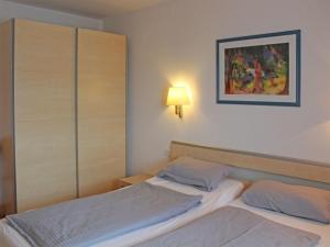 une chambre avec deux lits et un tableau au mur dans l'établissement Ferienhaus Nr 46, Kategorie Komfort L, Feriendorf Hochbergle, Allgäu, à Lechbruck am See