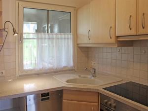 une cuisine avec un évier et une fenêtre dans l'établissement Ferienhaus Nr 46, Kategorie Komfort L, Feriendorf Hochbergle, Allgäu, à Lechbruck am See 11 autres photos
