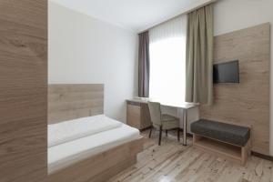 Sjónvarps- og/eða afþreyingartæki á FrühstücksHotel Scharinger