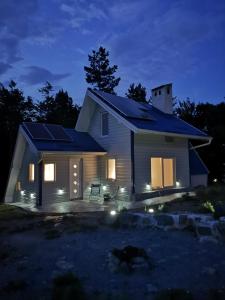 una casa illuminata di notte con luci di Solarna Eko Vila a Divčibare