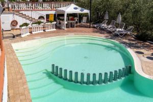 Bazén v ubytování Albergo Ristorante San Matteo nebo v jeho okolí