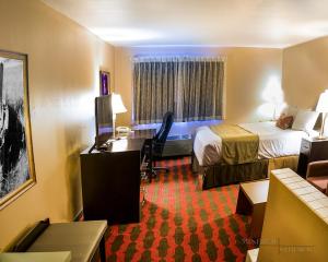 Postel nebo postele na pokoji v ubytování Americas Best Value Inn & Suites-Forest Grove/Hillsboro