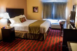 Postel nebo postele na pokoji v ubytování Americas Best Value Inn & Suites-Forest Grove/Hillsboro