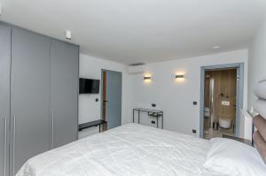 Katil atau katil-katil dalam bilik di Azure Heaven Apartment w heated pool +17 gambar