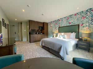 Un ou plusieurs lits dans un hébergement de l'établissement Mandolay Hotel Guildford