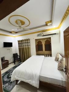 Ένα ή περισσότερα κρεβάτια σε δωμάτιο στο Hotel Darsh Safari - Fort View