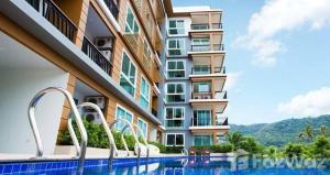 une piscine devant un bâtiment dans l'établissement Two Room MiamiStyle Perfect for Digital Nomads, à Ban Saiyuan (1)