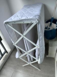 un cadre de lit blanc dans un coin de chambre dans l'établissement Two Room MiamiStyle Perfect for Digital Nomads, à Ban Saiyuan (1) 28 autres photos