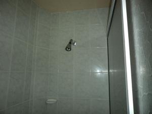 una ducha con puerta de cristal en un baño en Posada Nativa Shingle Hill, en San Andrés 40 fotos más