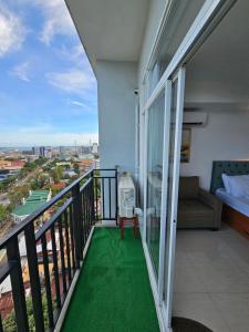 ein Balkon mit Blick auf die Stadt in der Unterkunft 1802 West Jones Residences in Cebu City