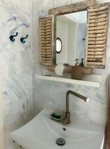 Alt ReddevitzにあるFerienwohnung nordisch Kühlの洗面台と鏡のあるバスルーム