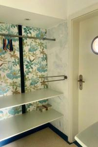 Alt ReddevitzにあるFerienwohnung nordisch Kühlの棚付きの客室 +5枚の写真